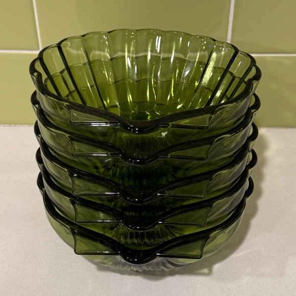 Vintage Mid-Century Avocado Green Seashell Salad Serving Bowls (5) - Picture 3 of 8